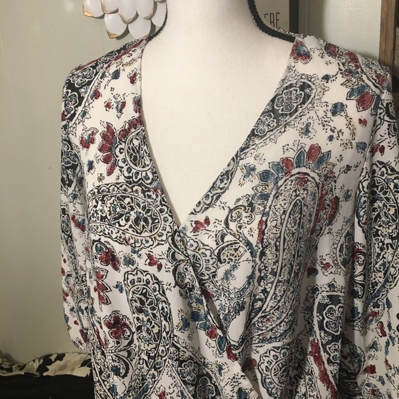 Peace & Pearls floral blouse - Picture 6 of 7